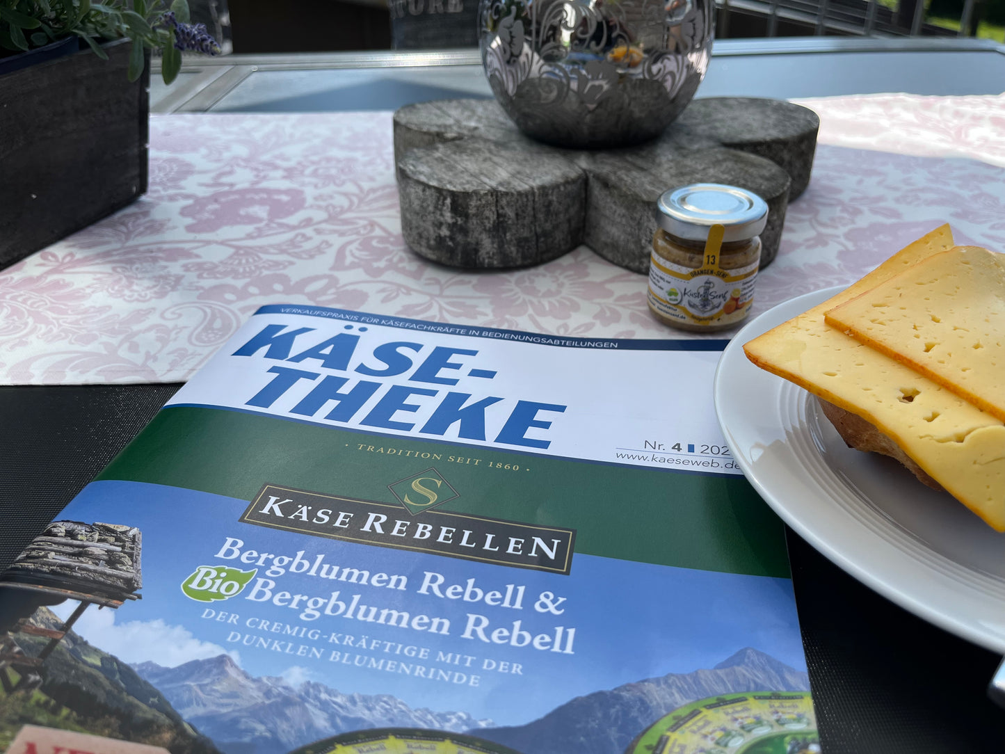 Orangensenf an der Käsetheke