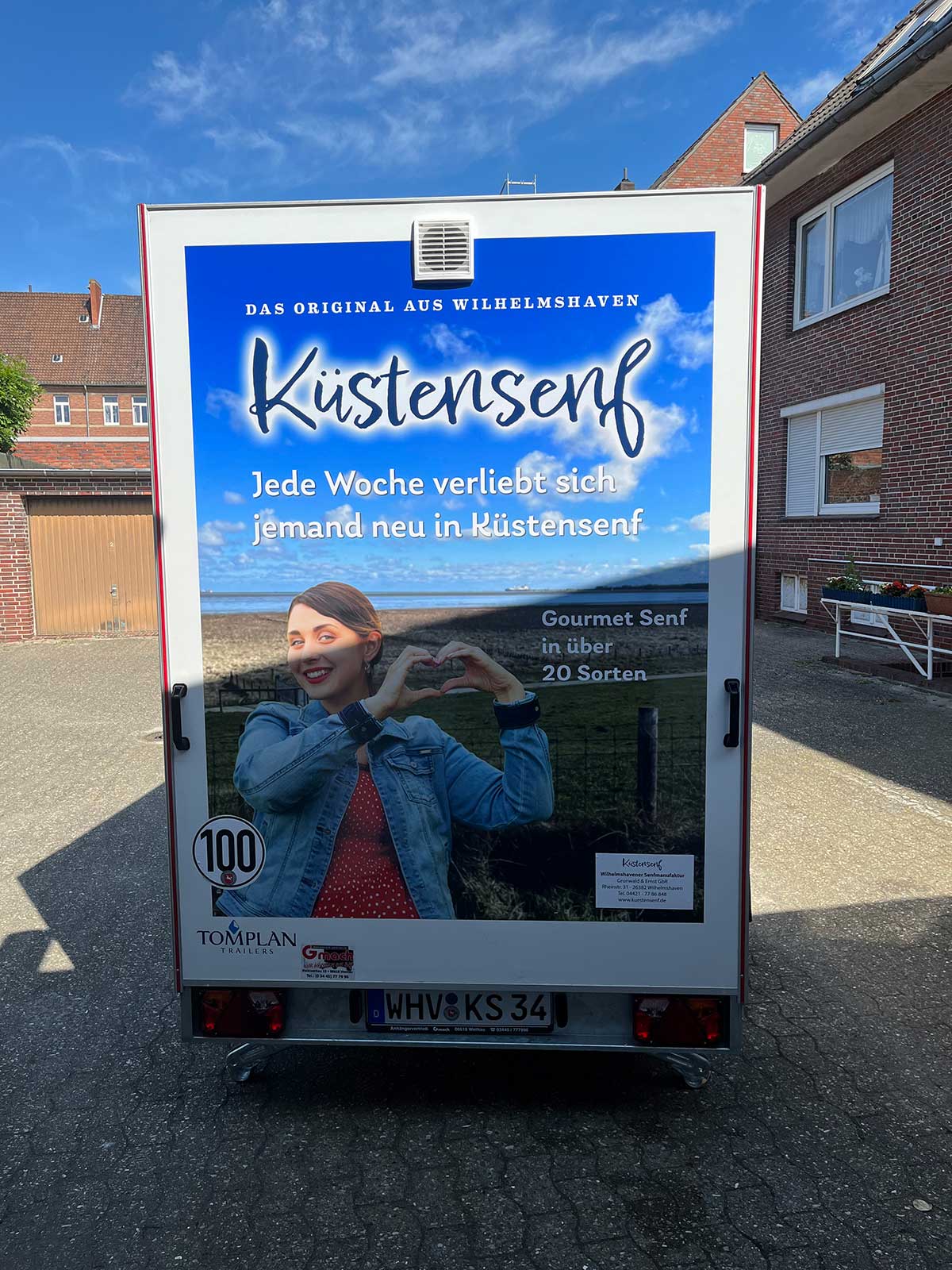 Küstensenf on Tour: Eine Bratwurst und viel Senf